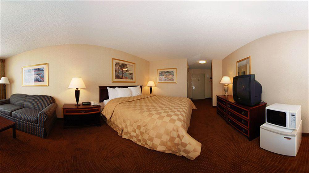 Clarion Inn Pueblo Bagian luar foto