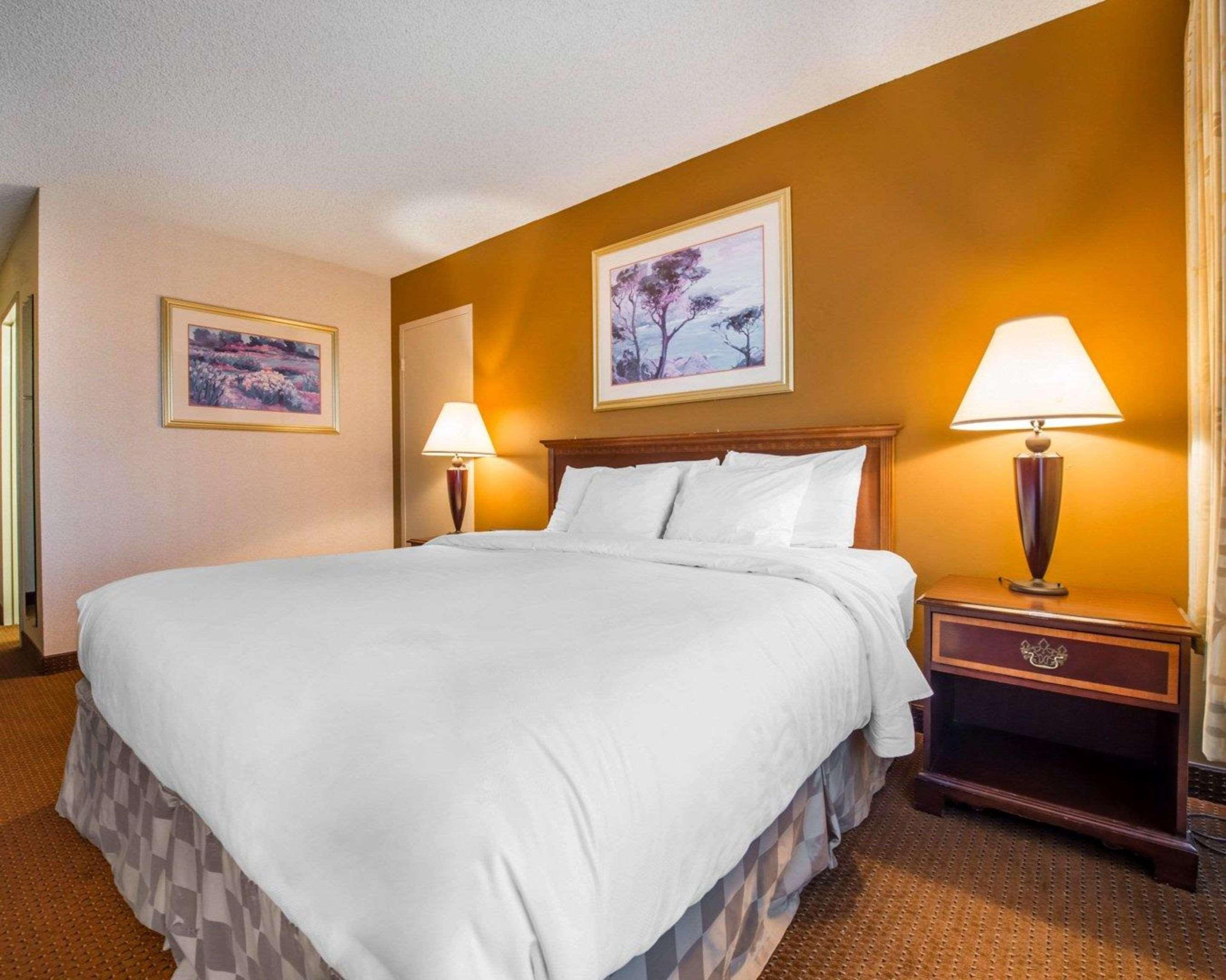 Clarion Inn Pueblo Bagian luar foto