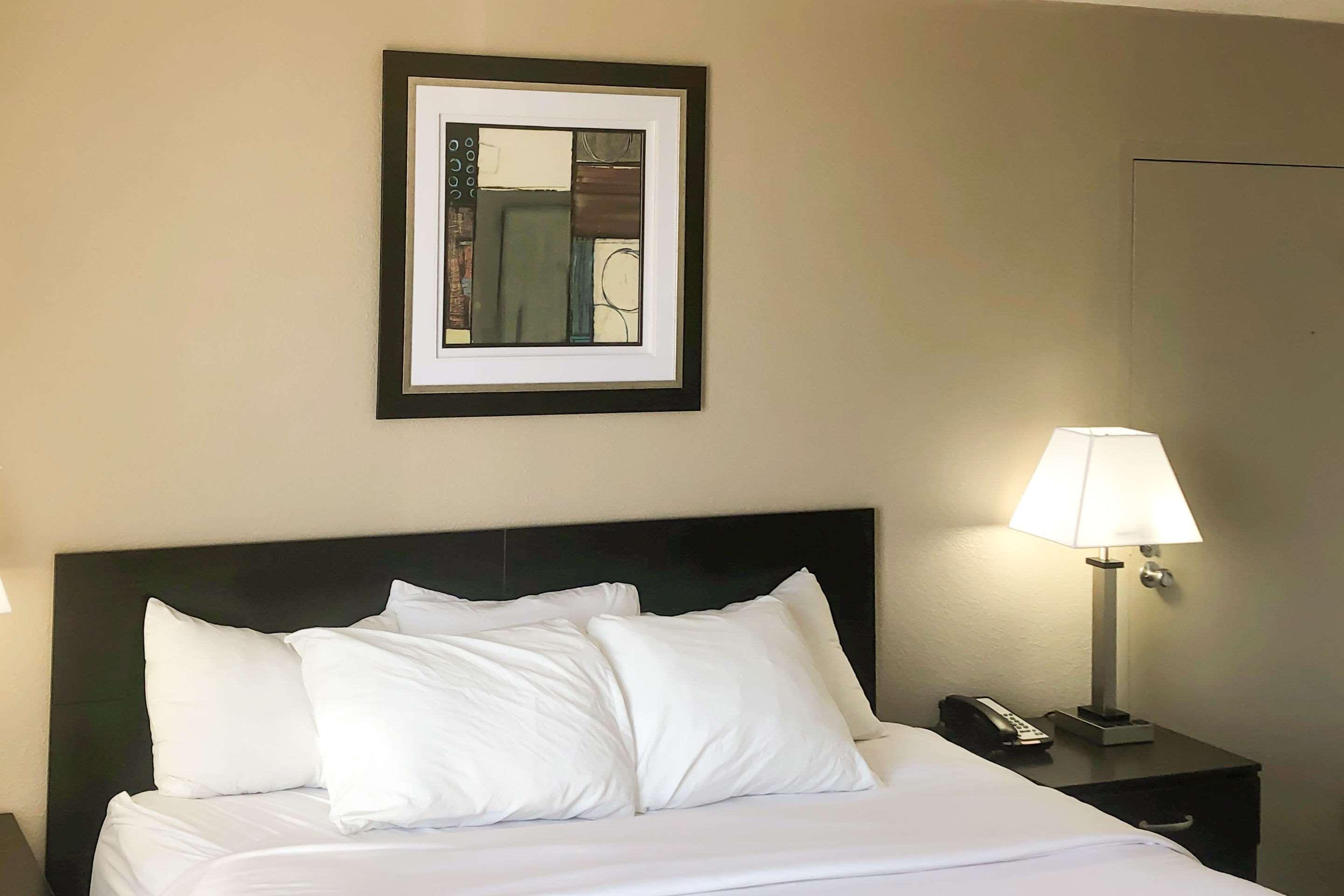 Clarion Inn Pueblo Bagian luar foto
