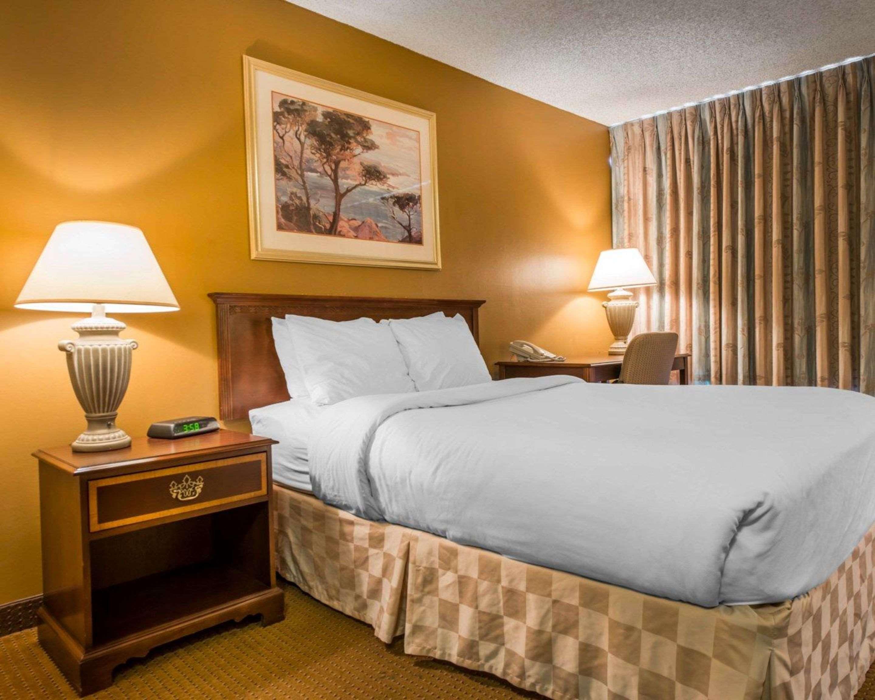 Clarion Inn Pueblo Bagian luar foto