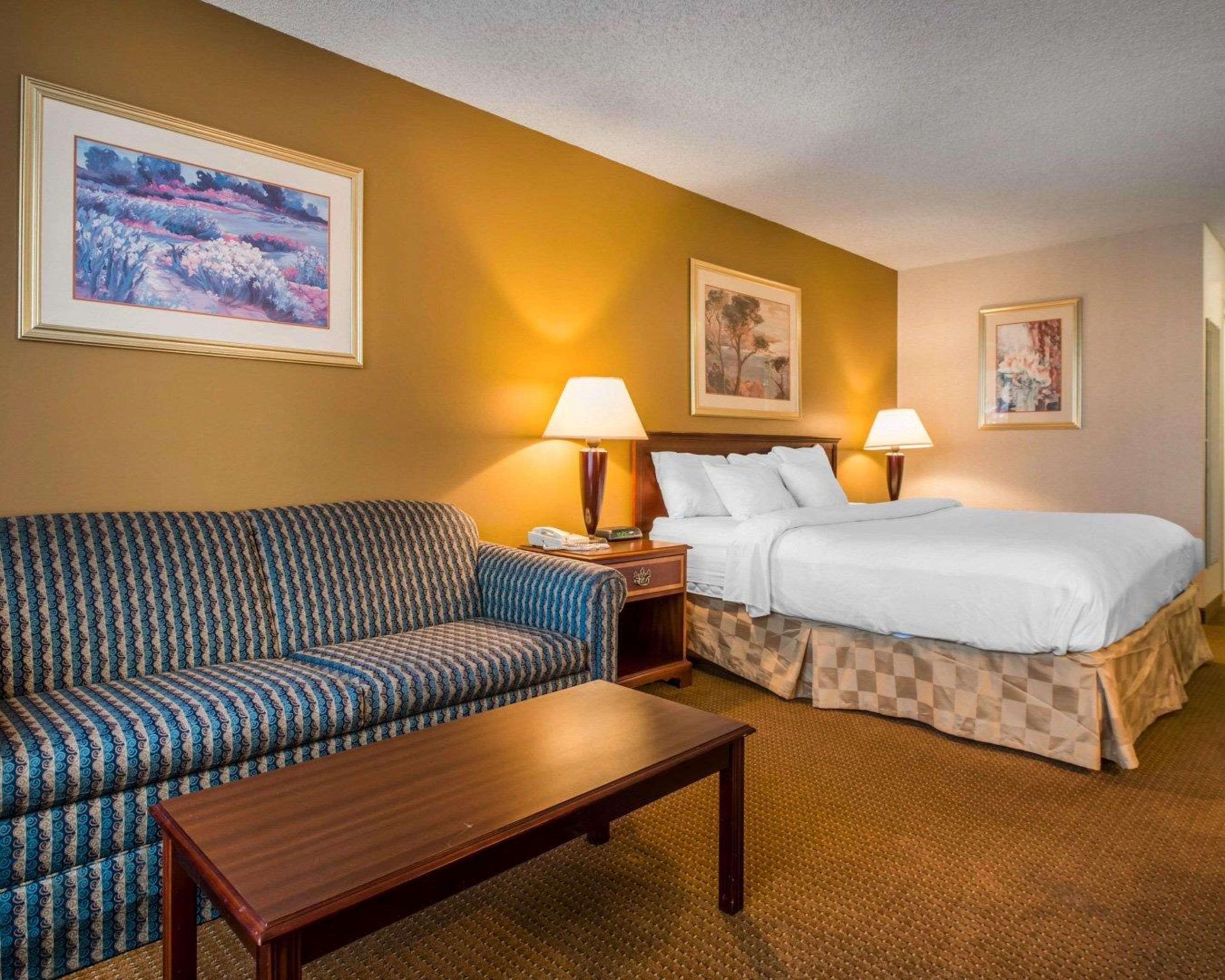 Clarion Inn Pueblo Bagian luar foto