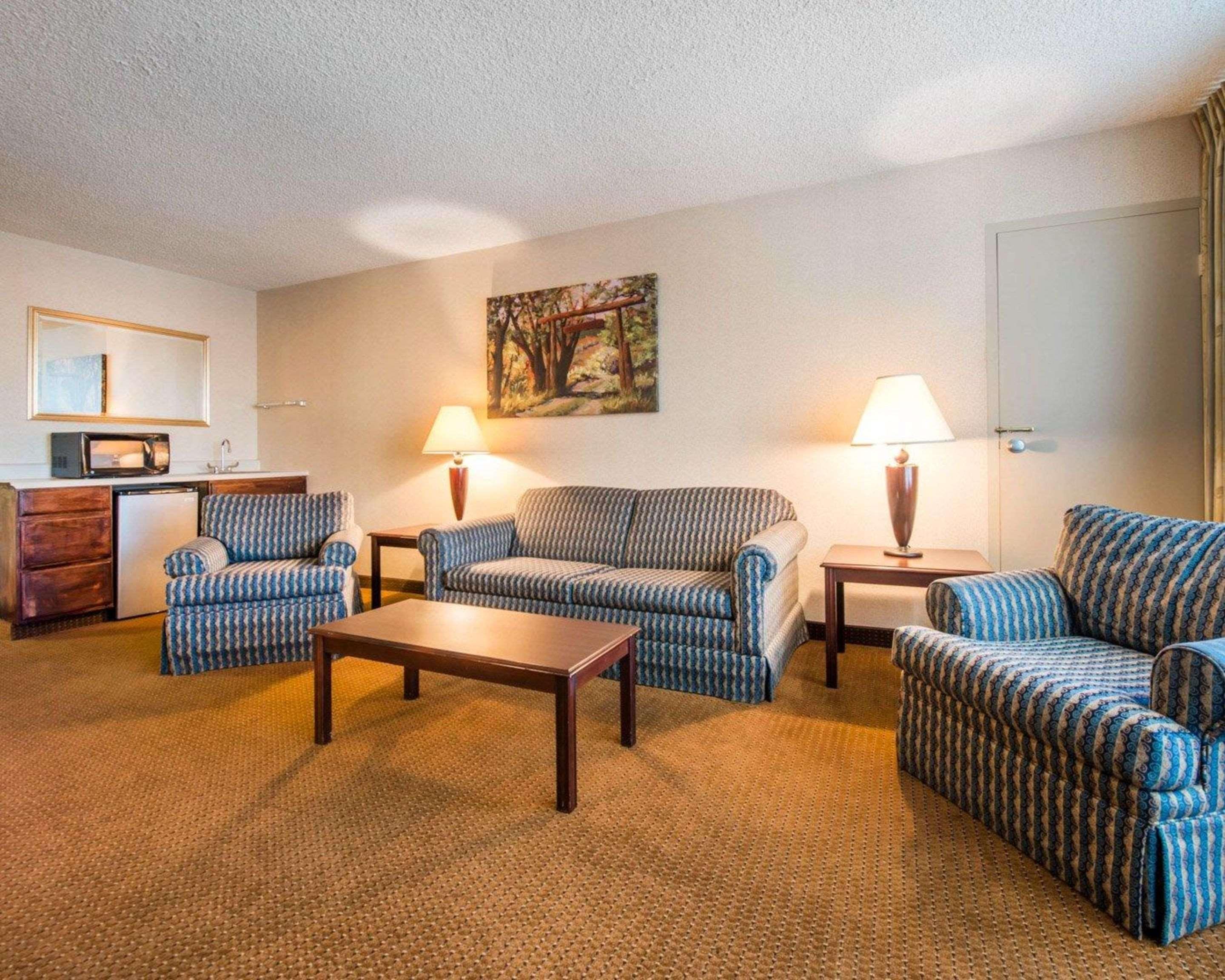 Clarion Inn Pueblo Bagian luar foto