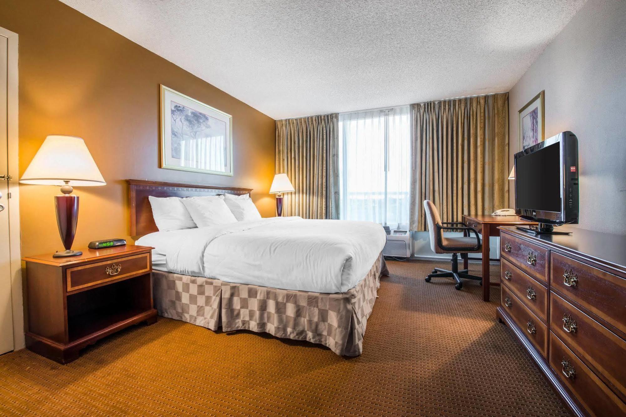 Clarion Inn Pueblo Bagian luar foto