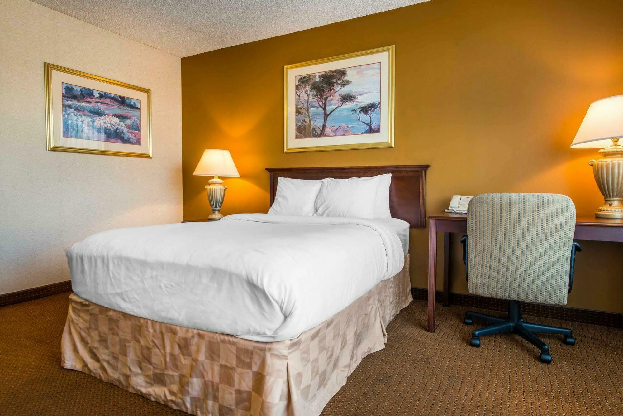 Clarion Inn Pueblo Bagian luar foto